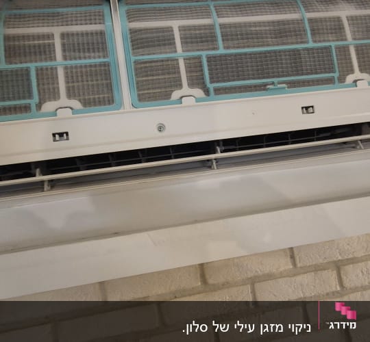 יחידת מיזוג אוויר מותקנת על קיר לבנים